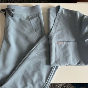 Figs set - Catarina one pocket top with joggers. Lightly worn 1-2x